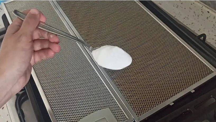 Aspiratörlerdeki yağ lekelerini söküp atıyor! Kaynayan suya 2 şişe eklemeniz yeterli… - Resim: 2